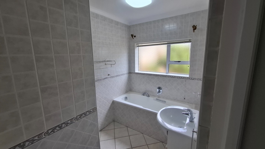 4 Bedroom Property for Sale in Menkenkop Western Cape